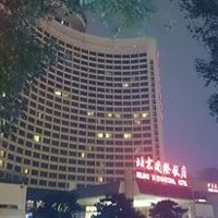 空港からのバスはくこの前の道を渡ったところに着きます