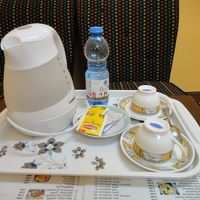 電気湯沸かし、ティーバッグ、カップなどあり