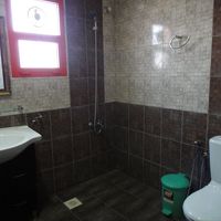 シャワーのみ、棚が傾いてた。清潔、お湯の出、排水問題なし