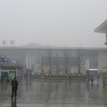 右が南京駅駅舎。左奥に見える建物がバスターミナルです。