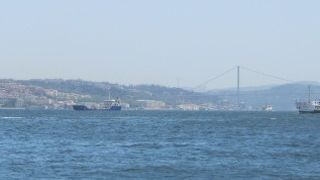 はるか向こうに見える橋