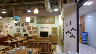 木製家具や和風の食器など高級感あふれる商品が手に入ります。