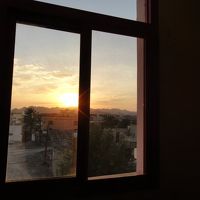 裏は住宅地、表はガソリン・スタンドと新しい商店街