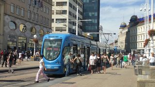 イエラチッチ広場から西へ向かう路面電車が走る通り