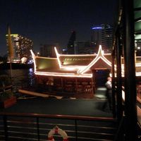 ホテル専用のシャトルボートは夜中の2AMまで運航しています