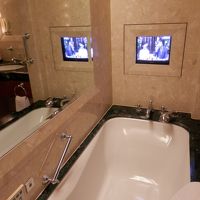 ＴＶ付きのバスタブとシャワーブースとトイレが別室です。