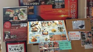 席によっては、日本海を見ながらごはんを食べる事ができます。価格相当のコストパフォーマンスの良い、おいしいお魚と野菜を食べる事ができます。