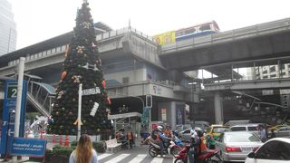 クリスマスシーズンのアソーク駅