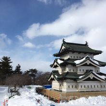 今だけ岩木山をバックに弘前城の写真を撮ることが出来ます。