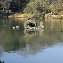 右奥の吹上茶屋との組合せの蓬莱島の写真です。観光スポットです