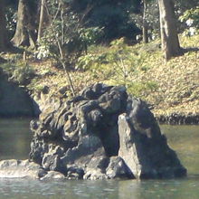 中の島の蓬莱島です。見る角度により、表情の変わる蓬莱島です。