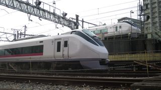 近未来的な車両