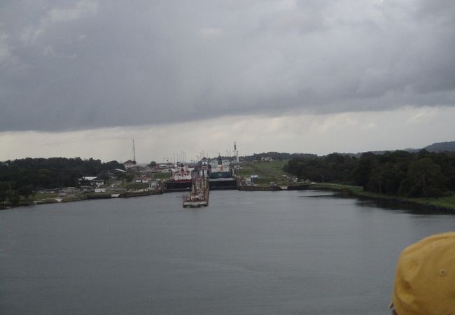 パナマ運河に３つある閘門のうち、大西洋側にある三段式の閘門です。