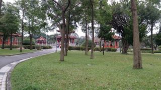 ニニ八和平公園の中心で目立っています