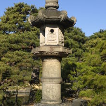 中の島の田鶴橋の傍にある大きな石灯籠です。独特の紋様です。