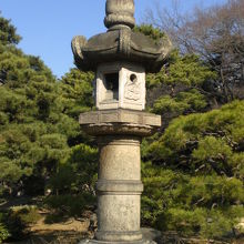 大きな石灯籠です。緑の樹々に囲まれている石灯籠です。