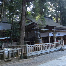 鹿島神宮拝殿（右）と、本殿（左）