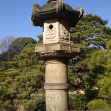 田鶴橋の傍の石灯籠です。六面体の面には、文様が施されています