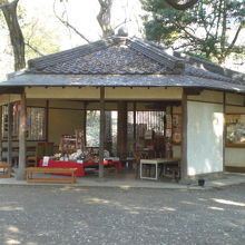 石灯籠の傍には、お茶屋がありました。歩き廻った後の一休みです