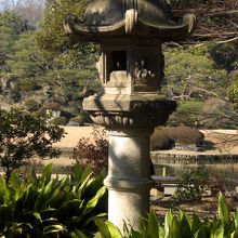 お茶屋の傍に、草木に隠れた石灯籠がありました。やや小ぶりです