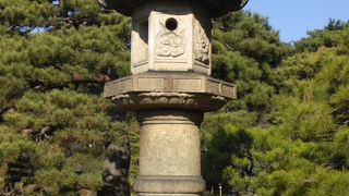 六義園にはいろいろな石灯籠があります。中には、人間の背丈以上のものもあります。