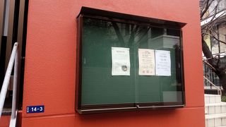 赤いかわいい教会