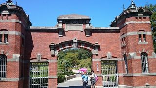 立派な監獄の門