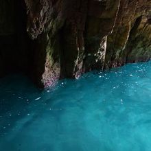 暗い洞窟に入ってくる光が、青さを強調します。