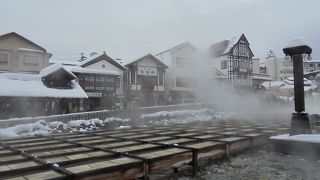 湯量の豊富な湯畑。