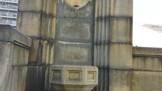 鉄骨アーチと石の装飾