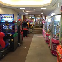 ゲーセンの中を通って温泉まで行けます。