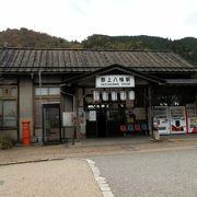 木の温もりが伝わる駅