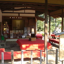 吹上茶屋の奥に和室、周りに茶席があります。広くはありません。