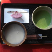 抹茶と甘酒を注文しました。爽やかな感じの抹茶と和菓子です。