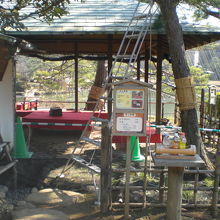 吹上茶屋を通して、六義園の池を見ている写真です。名所スポット