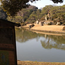 出汐湊の解説板と出汐湊の河口の様子です。右が中の島です。