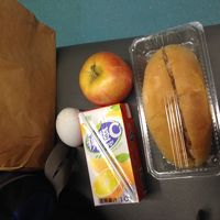 早朝発客用の朝食。サンドイッチはしっとりとして美味しかった。