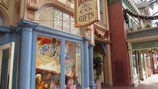 巨大グッズショップ