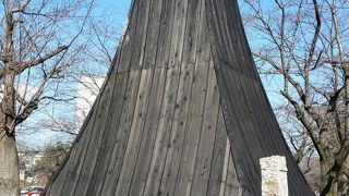 桜の名所の水門川にある「住吉燈台」