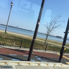 大津湖岸なぎさ公園、サンシャインビーチ付近にて近江大橋。