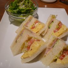 ミニサラダ付の厚焼き卵サンド