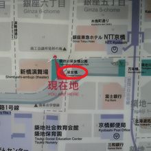 采女橋は、みゆき通りを南下し、新橋演舞場の西側にあります。