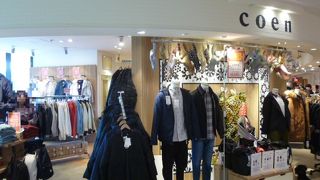 広い世代に受け入れられるアイテムが中心です。