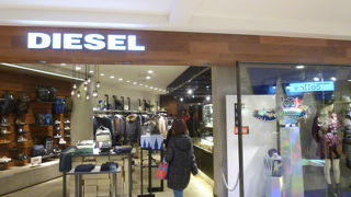 お値段は少し高いですが、格好の良いカジュアルファッションが手に入ります。