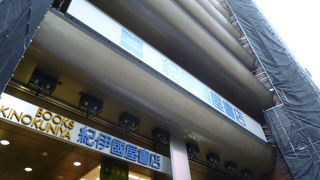 垂直方向の移動が多い館内は、エレベータの台数も少なくて不便