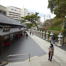 お土産屋さんは何軒かあります。
