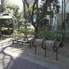 南側の緑のコーナーの傍は、公園のベンチが設置されています。