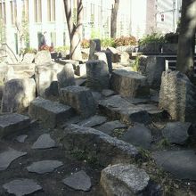 釆女橋公園の采女橋側には、階段通路と石の区画があります。