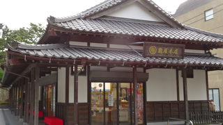 誕生寺の入口で鯛せんべいが買えます。