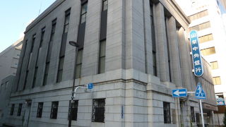 シンプルで近代的な昭和初期のビル